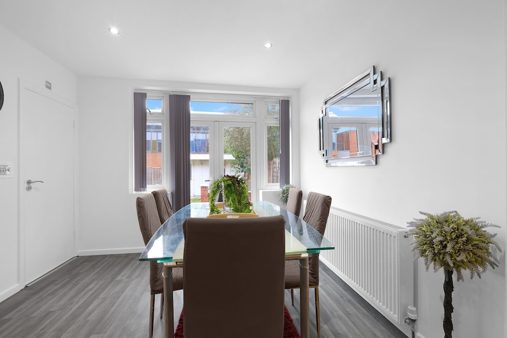 Spacious 5BR 3BA Serviced Hse in Croydon
