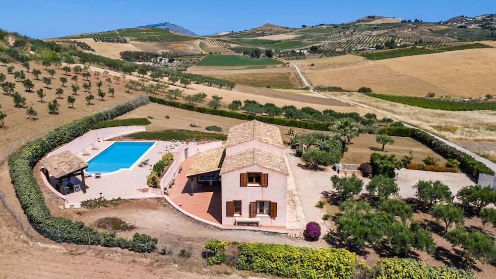 Villa sui Colli Ericini con Piscina by Wonderful Italy