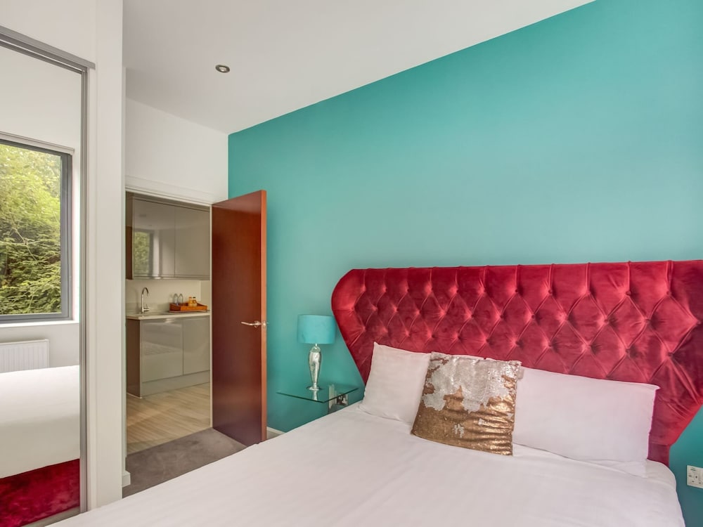 Simplistic Apartment in Milton Keynes Near Willen Lake view 3
