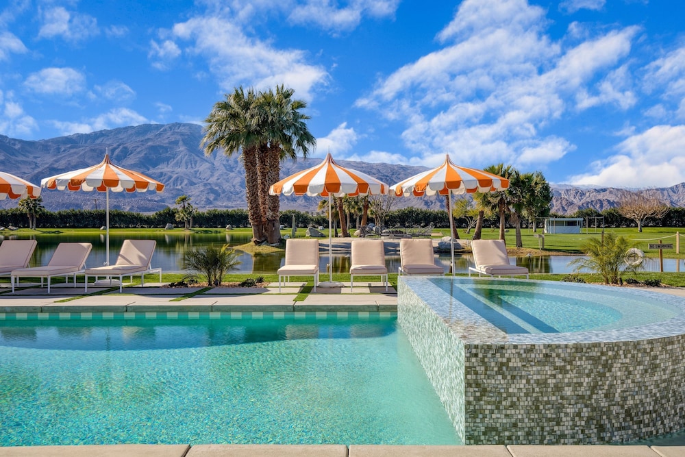 Buena Vista by Avantstay Massive Outdoor Oasis w Pool Spa Firepit