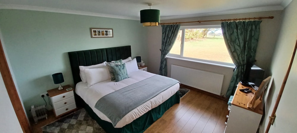 Relax With Amazing Views! 1-bed Studio in Tegryn view 3