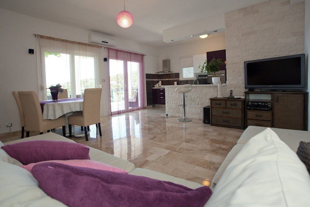 Wonderful Visinisce Apartments With Terrace and Sea Views