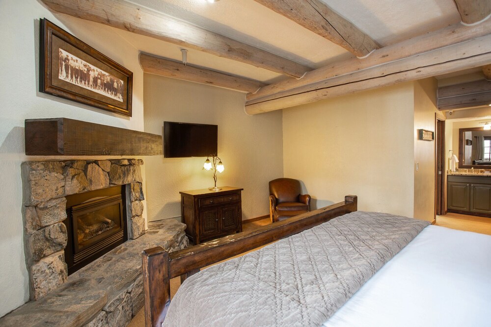 Pine Inn at Trail's End Lodge - Three Bedroom Residence with Den and Spa #5 3 Condo