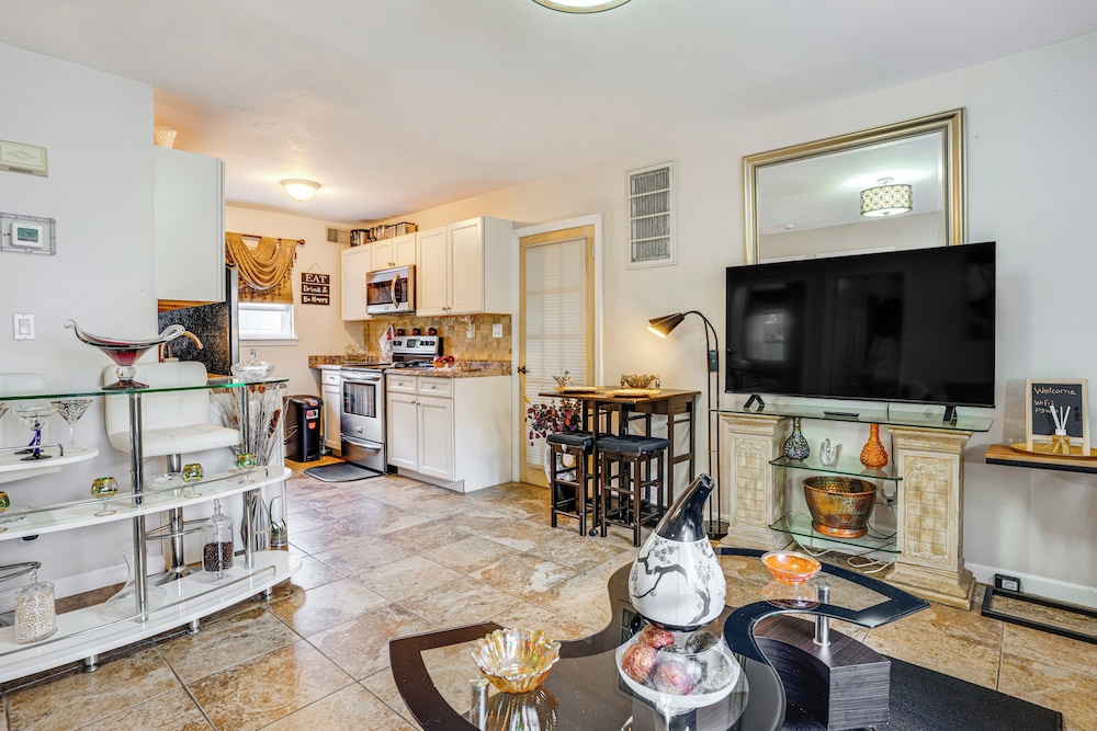 8 Mi to Long Beach: Cozy Apt w/ Fenced Yard!