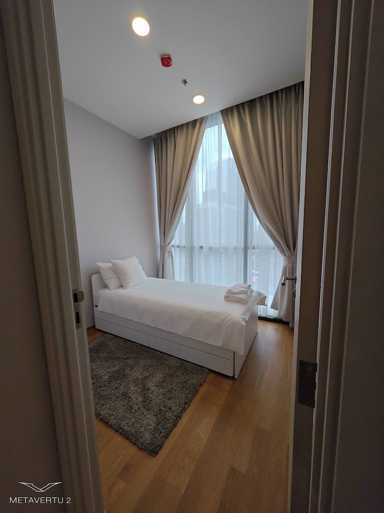 Brand New 2 Bedroom Near Paragon
