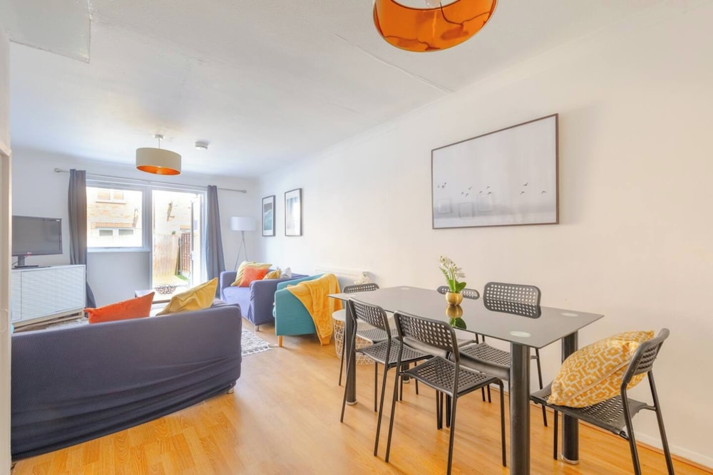 Lovely 4 Bed House w Garden, 1 Stop to Waterloo