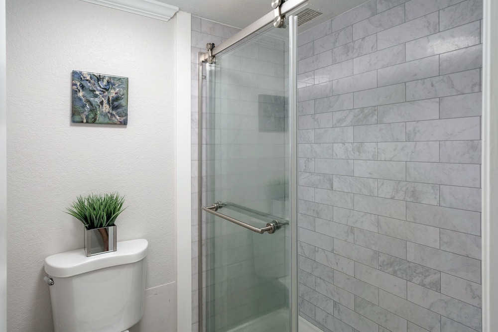 Kihei Akahi C-411 - Modern Top to Bottom Remodel, Split-ac, Across From Kam II