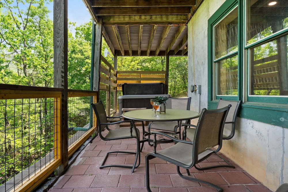 Breathtaking Hideaway 5 Bedroom Cabin