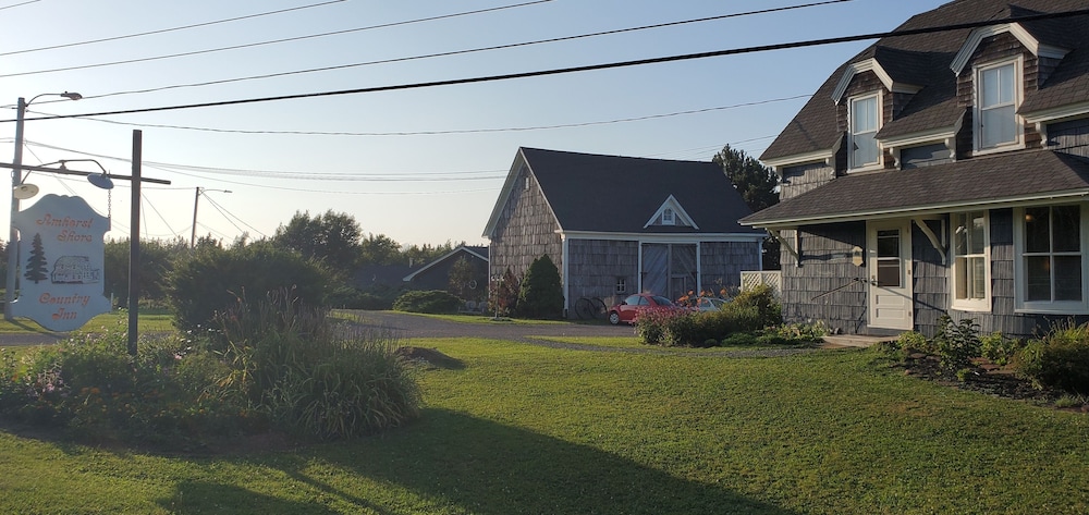 Hotel Amherst Shore Country Inn