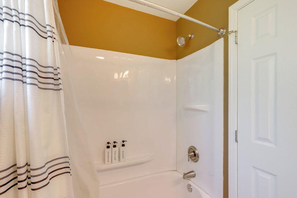 Family Home w/ Game Room, 3 Mi to Dtwn Asheville!