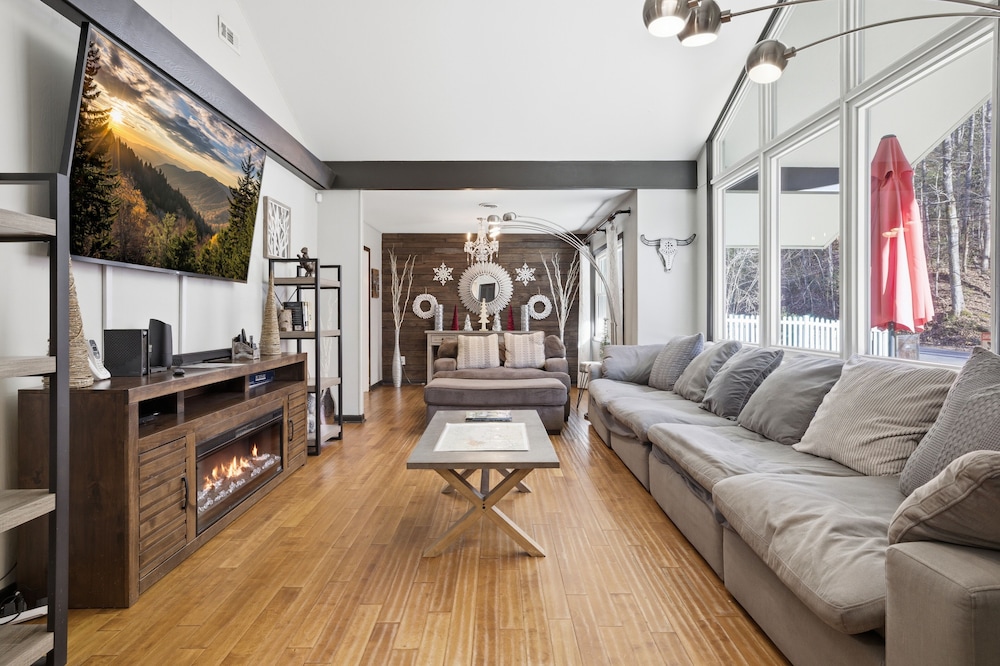 Smokin' Blue Villa 3 Bedroom Home