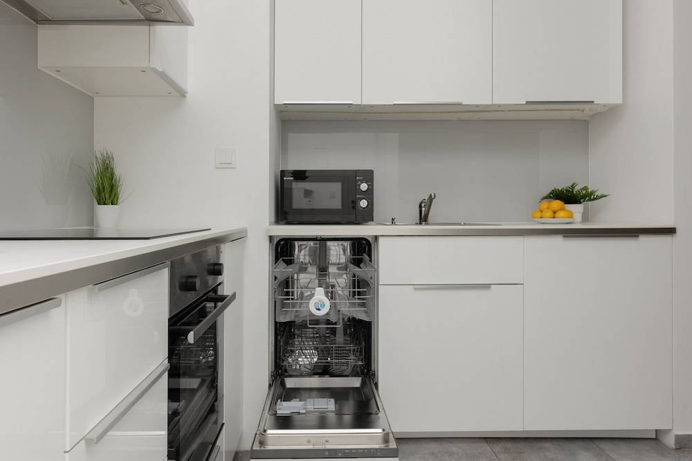 Studio With Balcony Kolejowa by Renters view 5