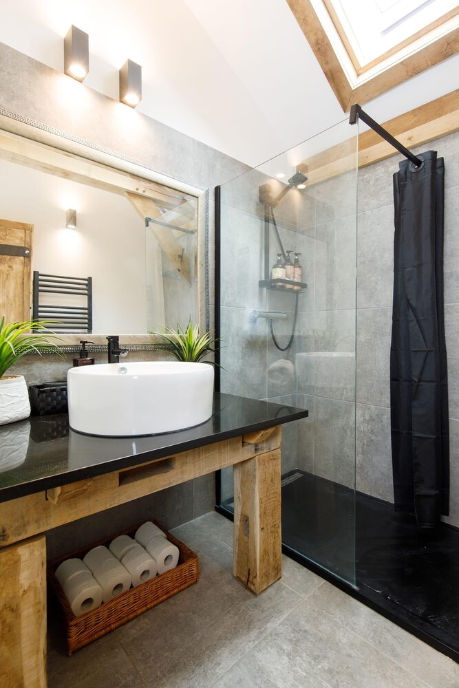 Rural Lodge Retreat With Hot Tub