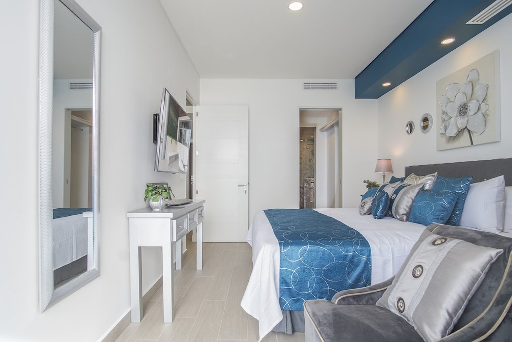 Stunning 1 Bedroom Condominium