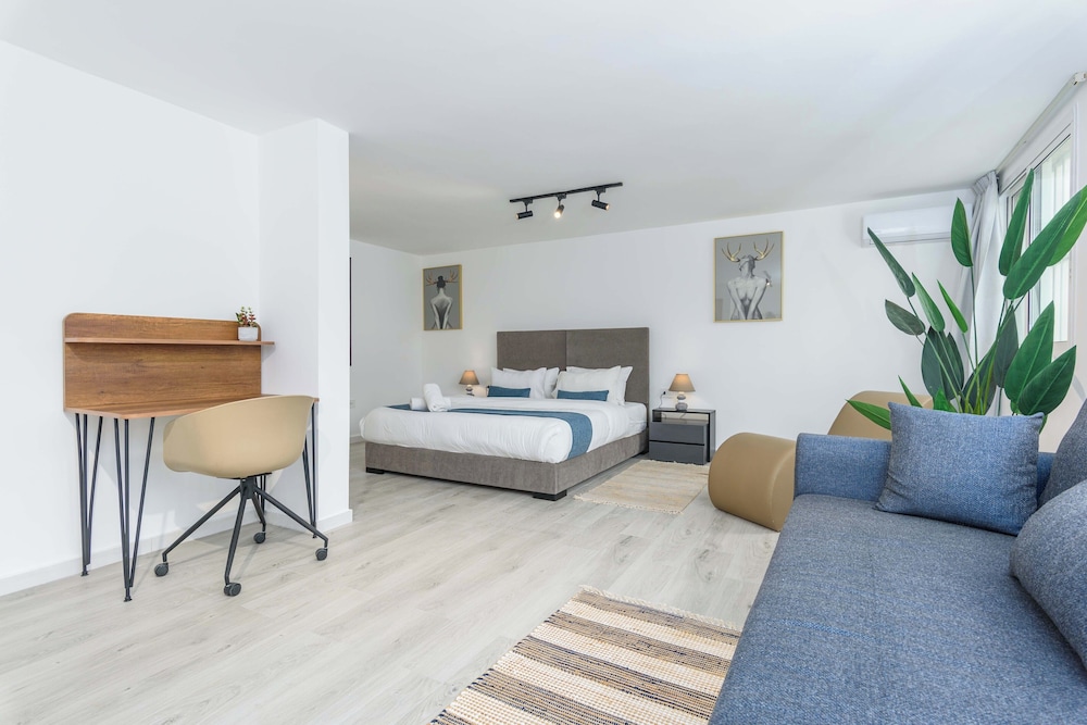 Indigo 1-BR Apt W Terrace in Batroun