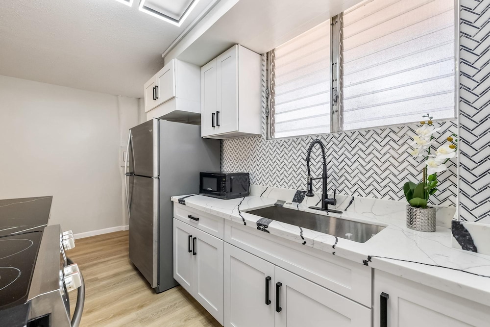 Stylish 2 Bedroom in the Heart of Waikiki