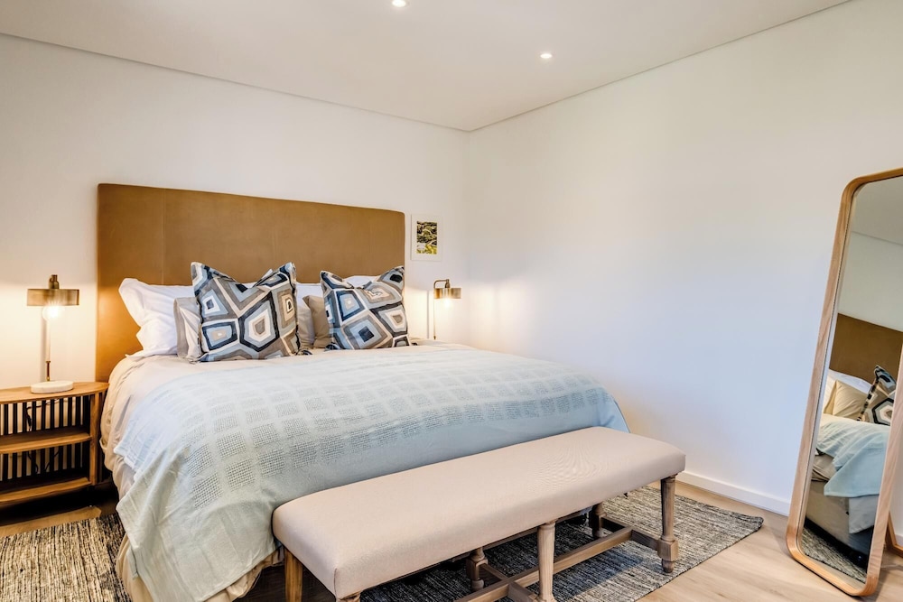 2bed Mouille Point Apartment w Amazing Cape Views