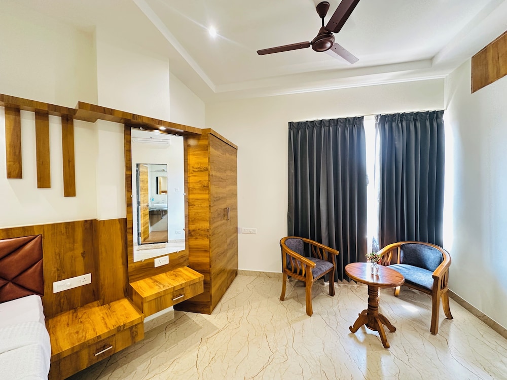 Shambhavi Hotel & Convention Centre