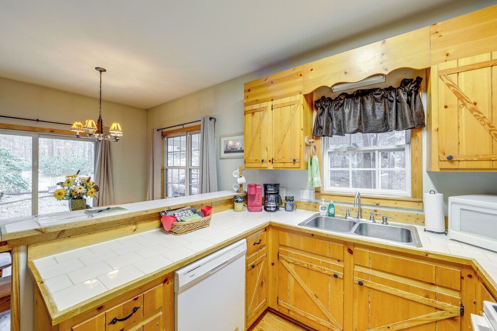 Play & Unwind! Home w/ Hot Tub in Maggie Valley