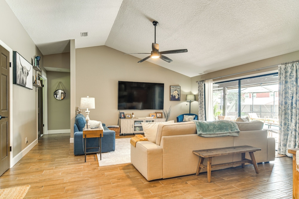 2 Blocks to Golf Course: Spacious Tampa Home!