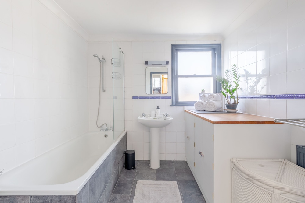 Spacious 3 Bedroom Flat in Brixton