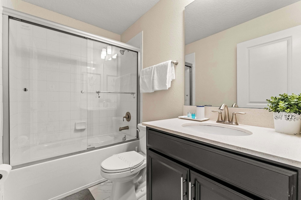 Resort Vibes At Championsgate - Home for 14 With Private Lanai