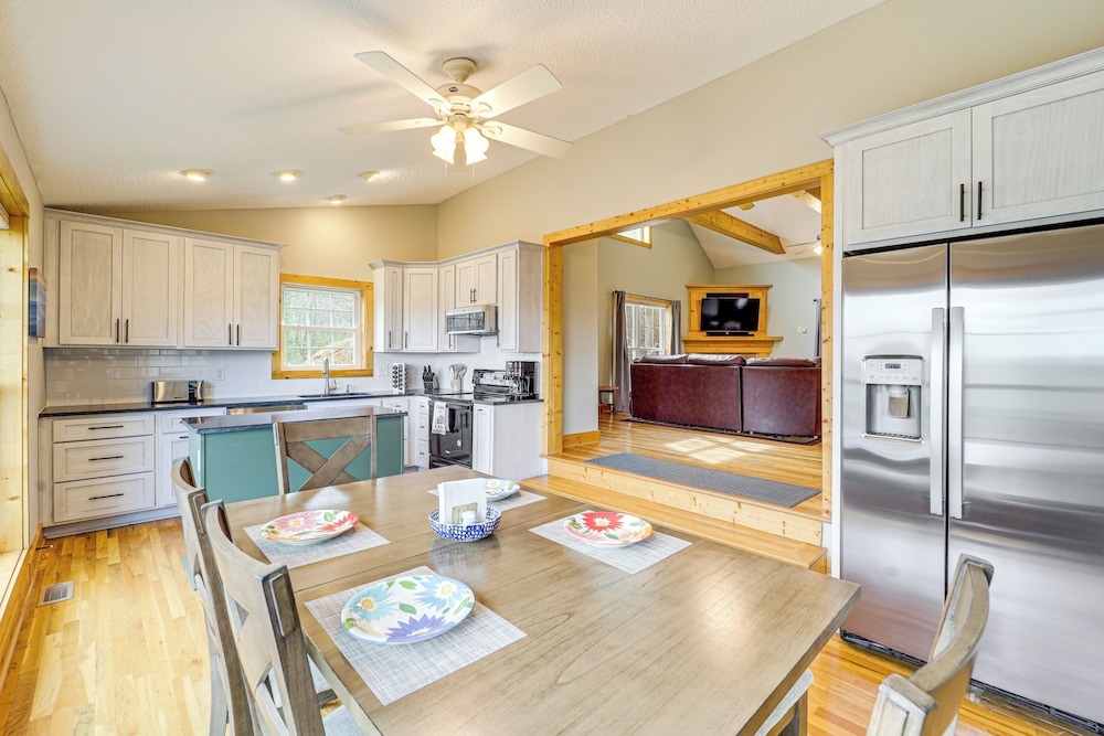 Pet-friendly Cabin w/ Hot Tub in North Carolina!