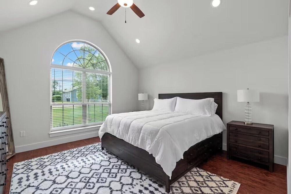 7 min to Stockyards- Cozy & Stylish Home