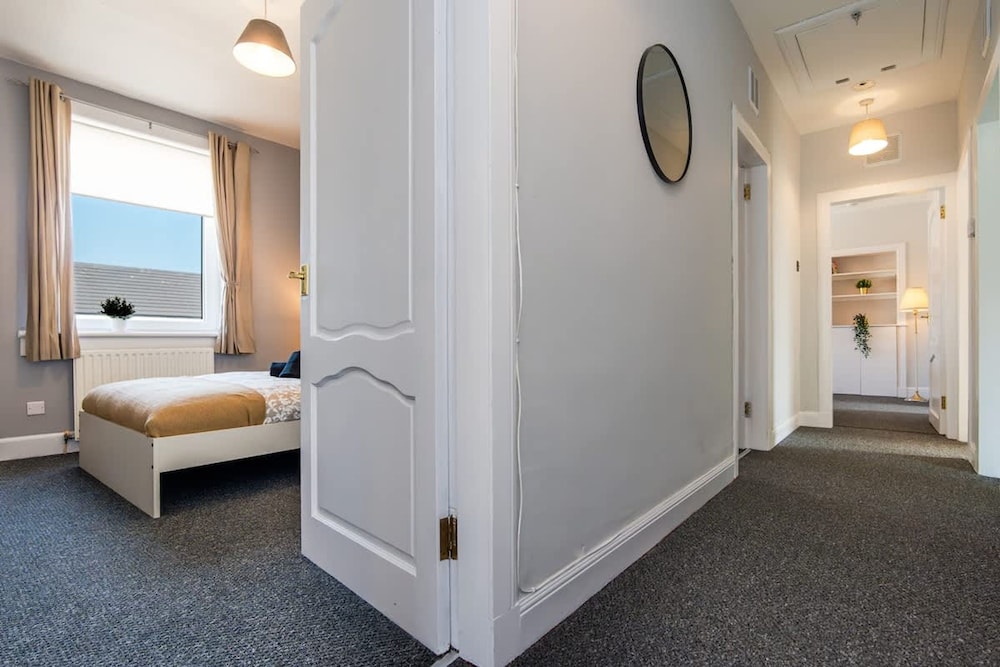 3 Bedroom Flat - Free Parking
