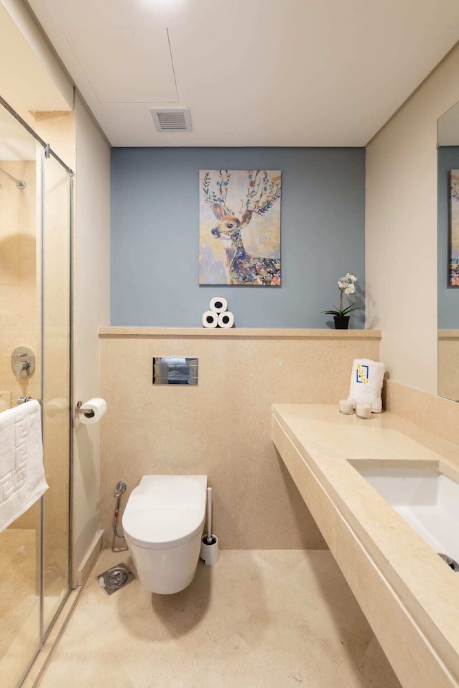 Xuru Stays I Exotic 1bdr w/ Outdoor Terrace Pool & Beach Access