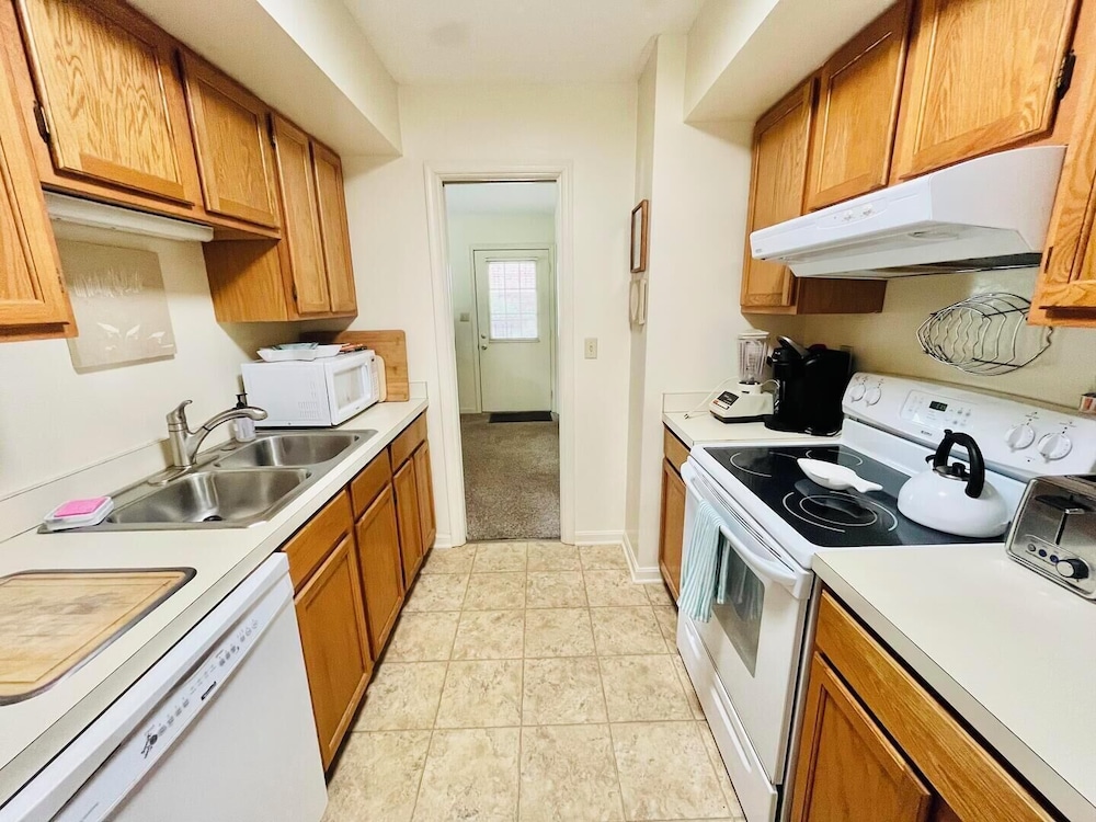 King Charles Avenue 404 #4
