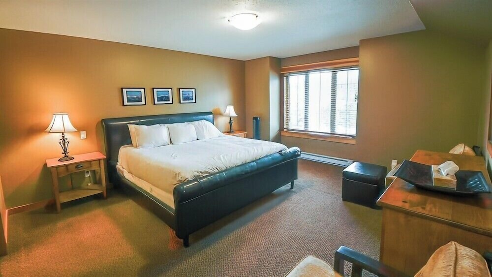 Pinnacle Ridge Chalets by Fernie Lodging