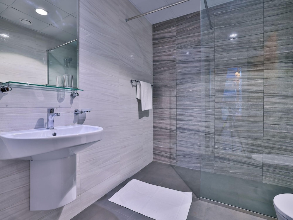 Luxe Apartments Near Dubai Mall, Burj Khalifa - Pool, Gym, & Parking
