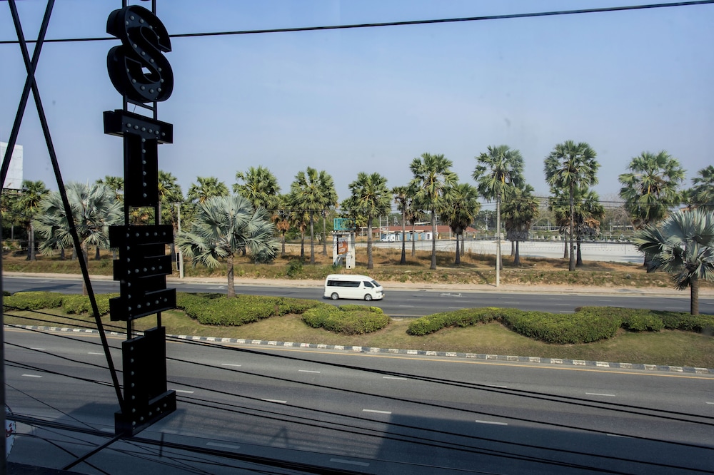 Nomad Plus Life Hostel Pattaya