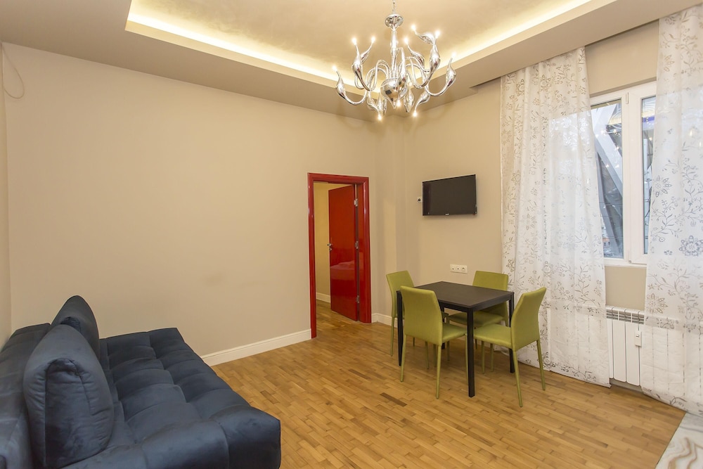 Elegant 2bdr Apartment With a Balcony