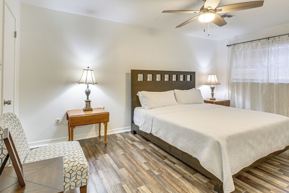 23 Mi to Nola: Cozy & Quaint Destrehan Townhome