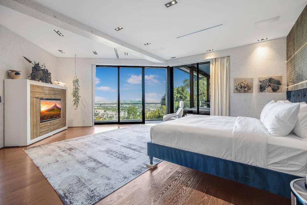 Villa Kaleida - Sleek Modern Sunset Villa With Eclectic Style & Infinity Pool