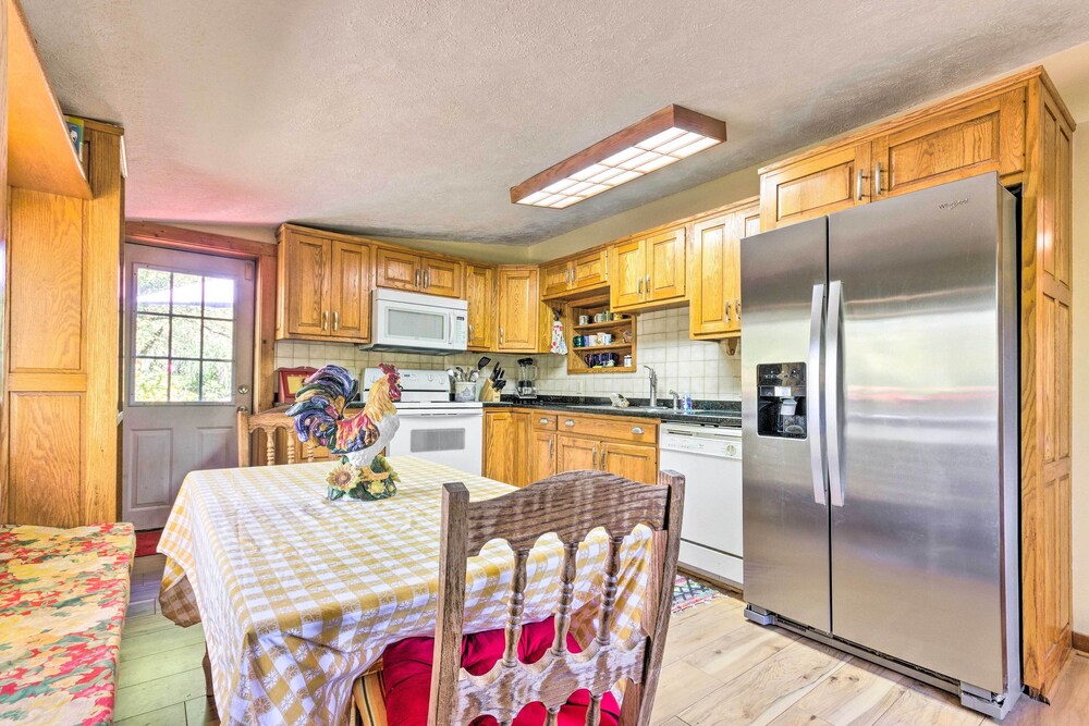 Rustic-yet-cozy Cabin w/ Patio, 12 Mi to Asheville