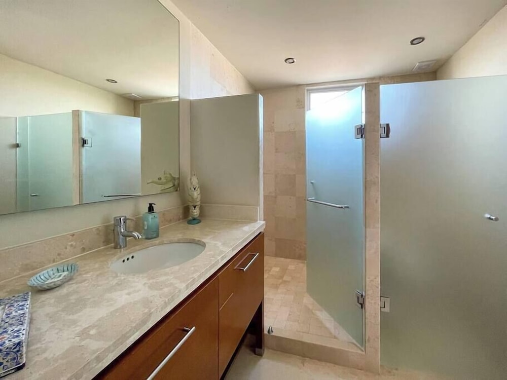 Stylish Condo With Serene Beach Infinity Pool