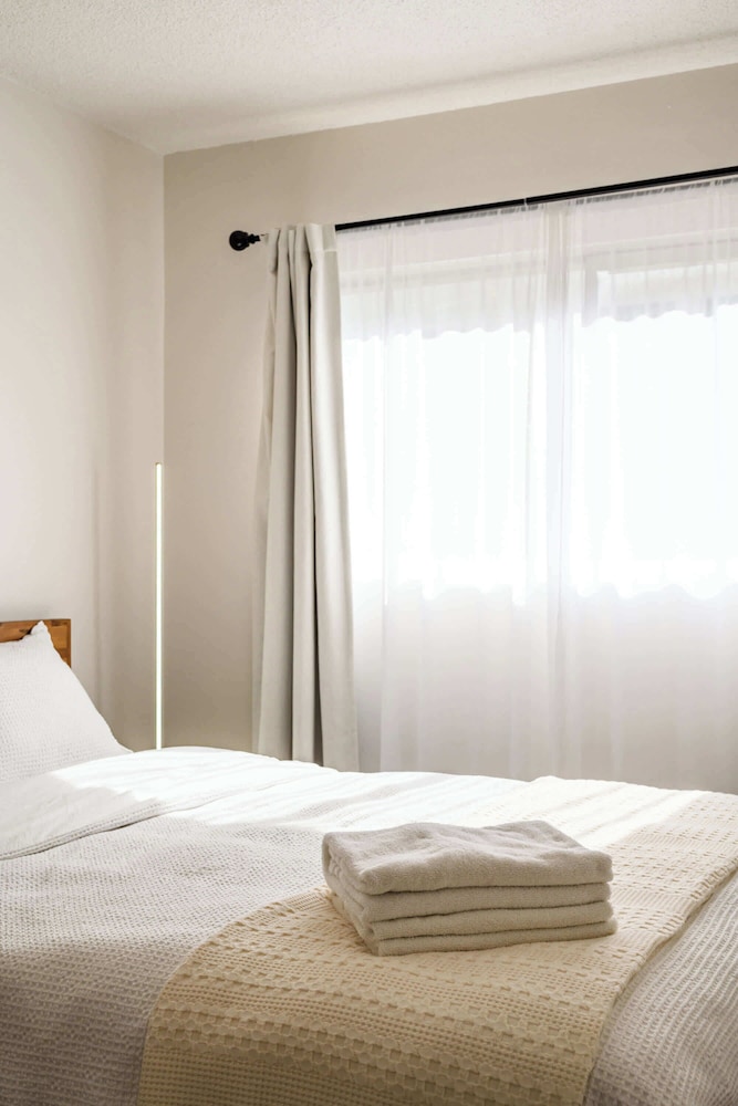 Modern Cozy Retreat Stylish Stay With Patio & Parking