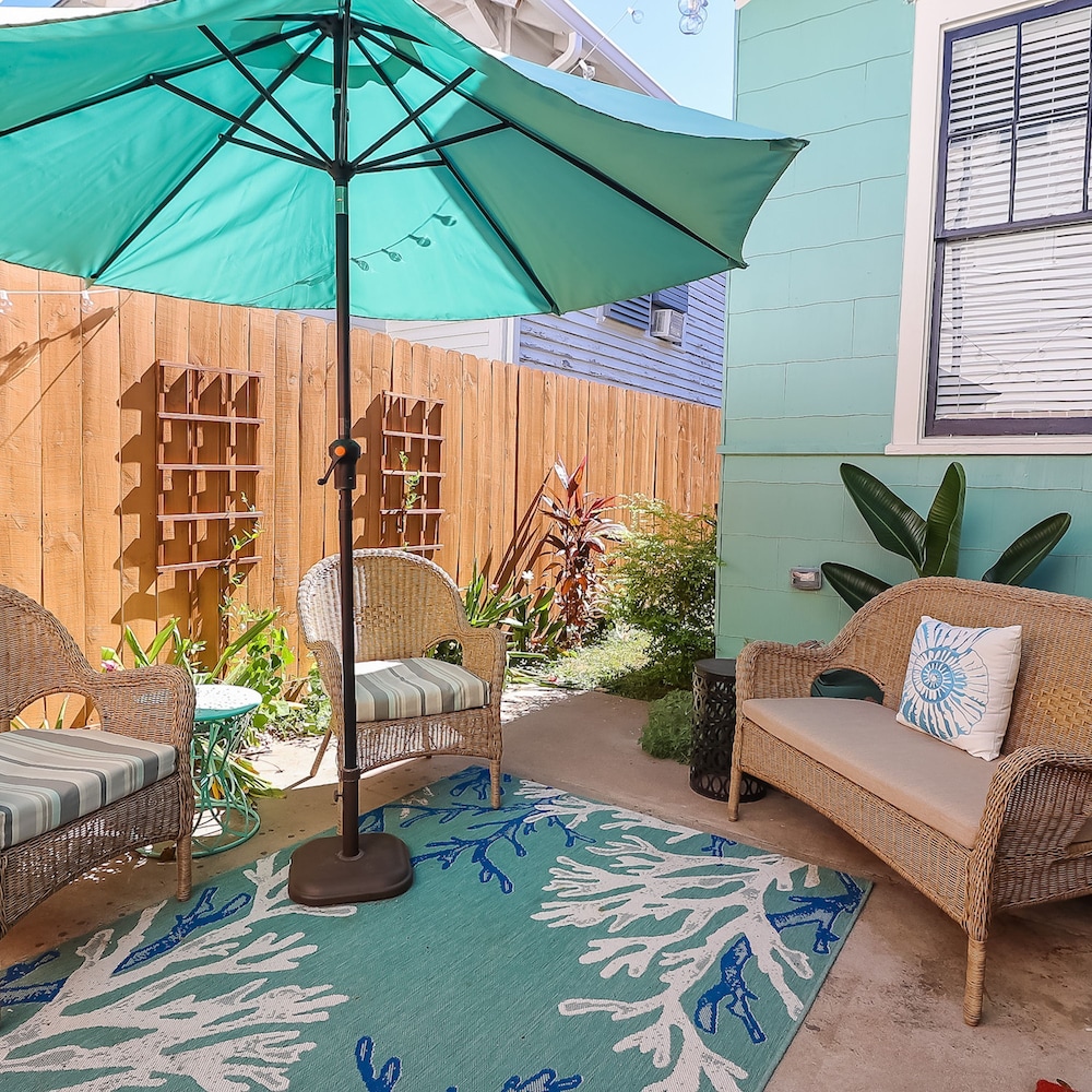 Vibrant Bungalow 2 Minutes to the Beach view 4