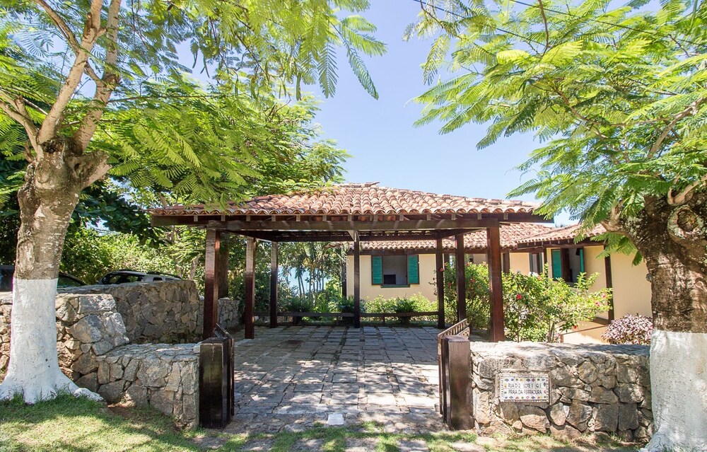 Casa com Cinco Quartos Pé na Areia