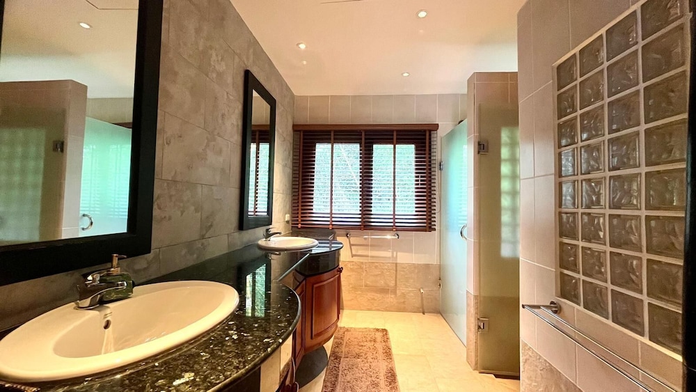 Luxury Seaview 6 Bedrooms With Infinity Pool Villa, Private Gym, Superfast Wifi