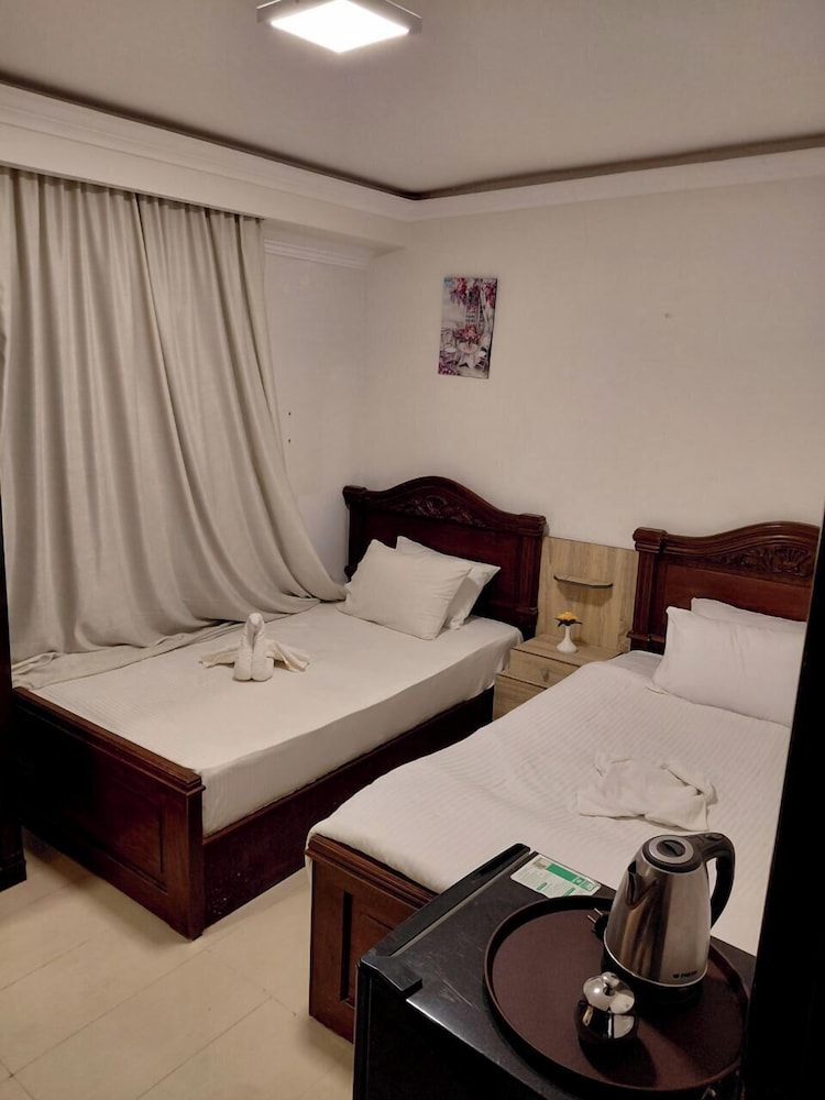 Pearl pyramids Inn