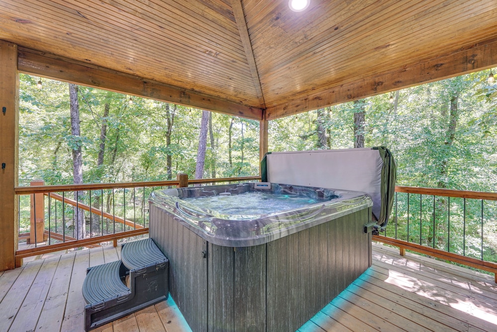 Creekside Cabin w/ Views & Hot Tub in Broken Bow