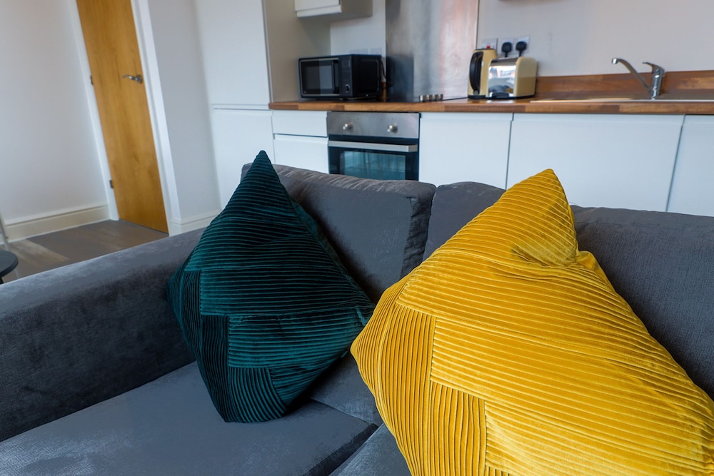 Inviting 2-bed Apartment in Derby, UK view 5