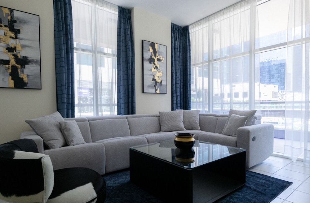 Large Modern 1-Bedroom in Bay Square 9