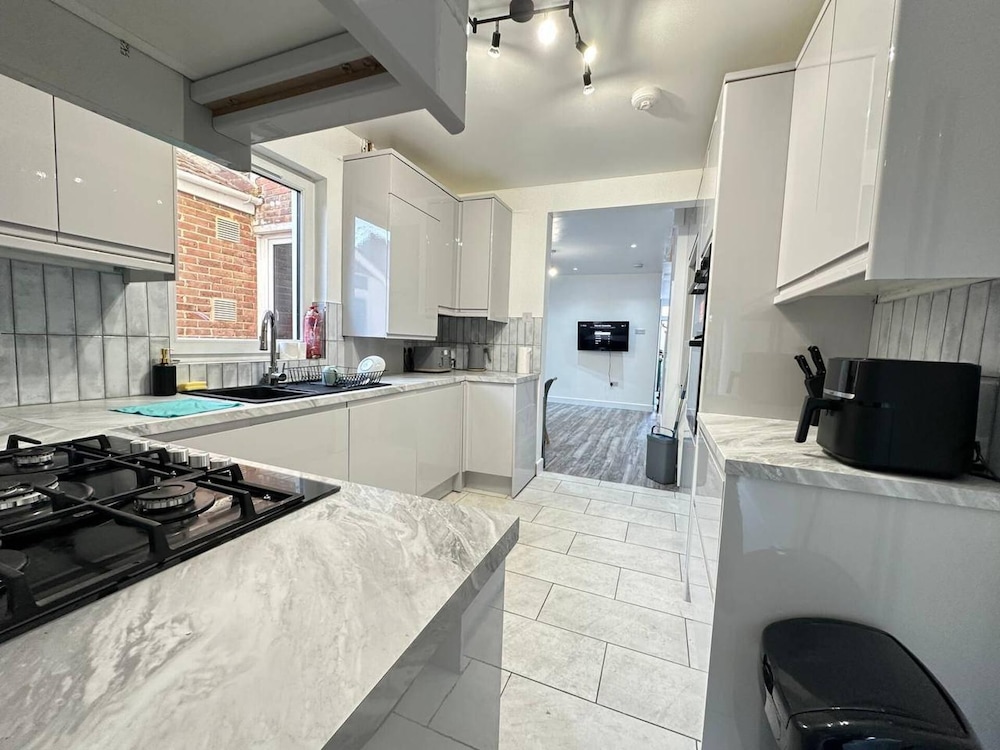 Southsea 5-bed Seaside Retreat- Sleeps 11 & Garden