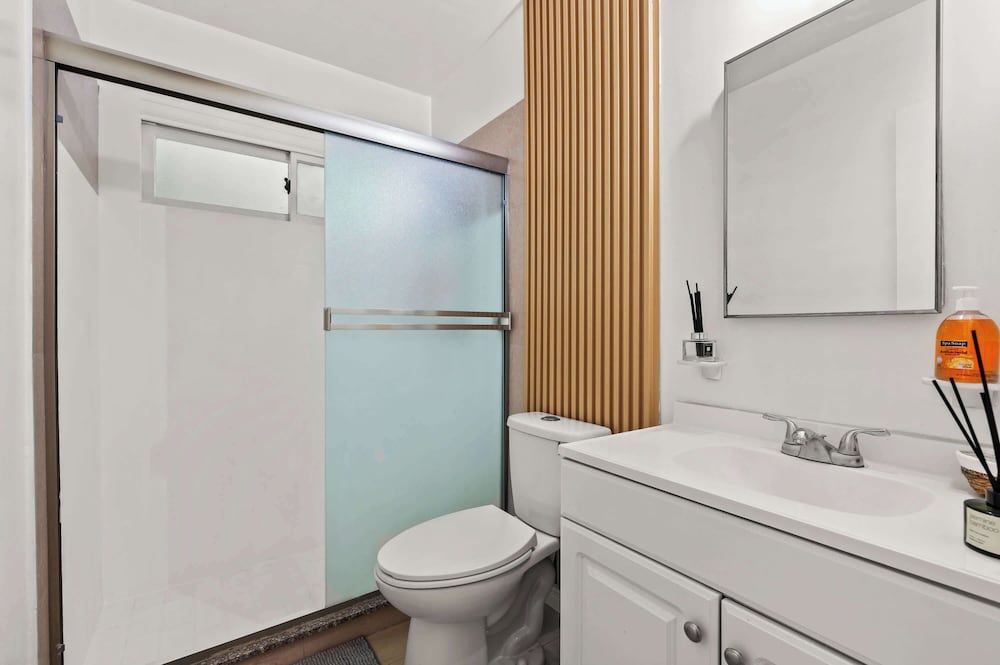 Modern 5BR Villa w AC Fast Wifi Near Crypto