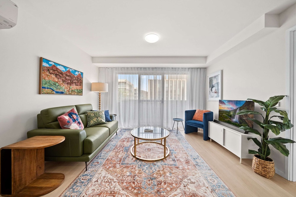 Braddon Retreat: Spacious 1-bed With Parking